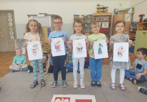 Dzieci prezentują flagi państw UE